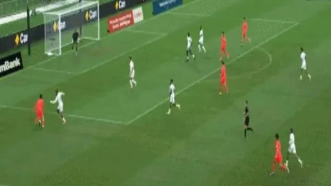 亚马尔社交平台更替头像回应范德法特，裤装造型充满卡通趣味。